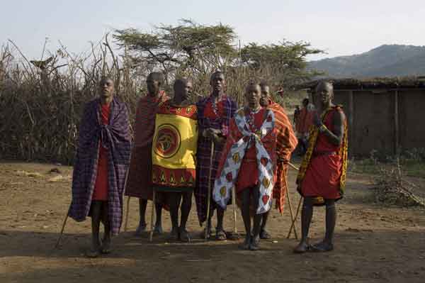 01 - Kenia - poblado Masai, hombres bailando
